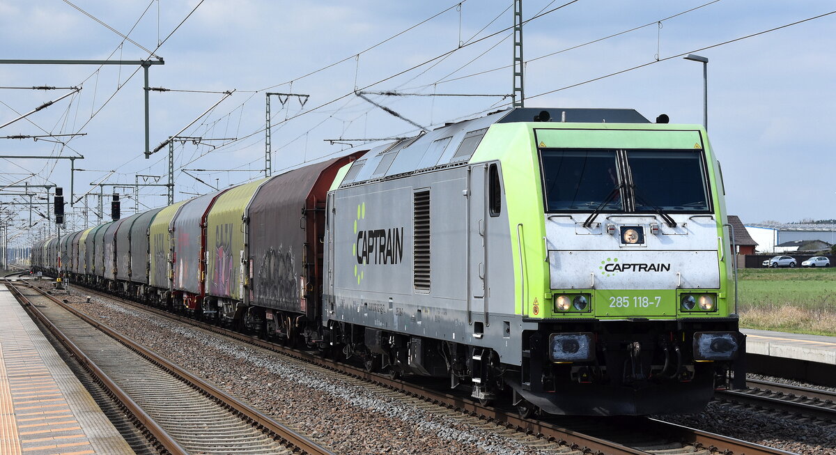ITL Eisenbahngesellschaft mbH, Dresden mit ihrer  285 118-7  (NVR:  92 88 0076 102-7 B-ITL ) mit einem Coil-Transportzug am 09.04.25 Höhe Bahnhof Rodleben.