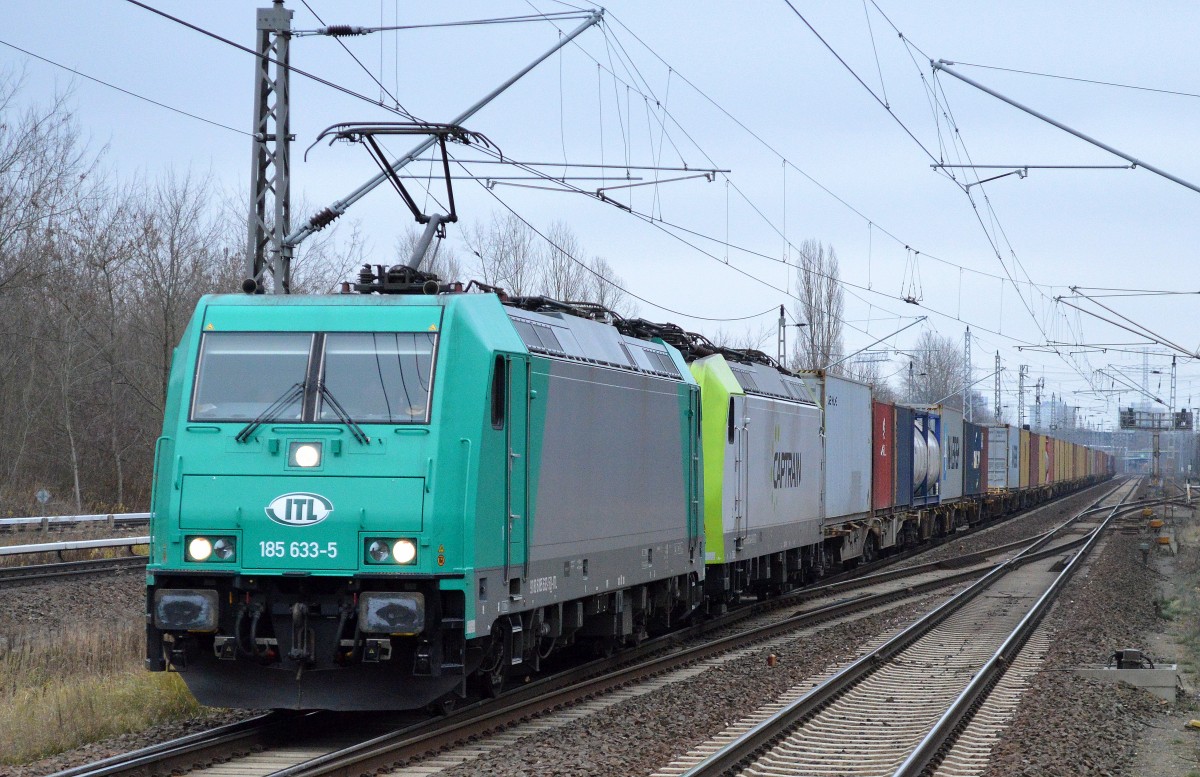 ITL mit 185 633-5 mit Captrain 185 542-8 und Containerzug am Haken am 07.12.15 Berlin-Hohenschönhausen.