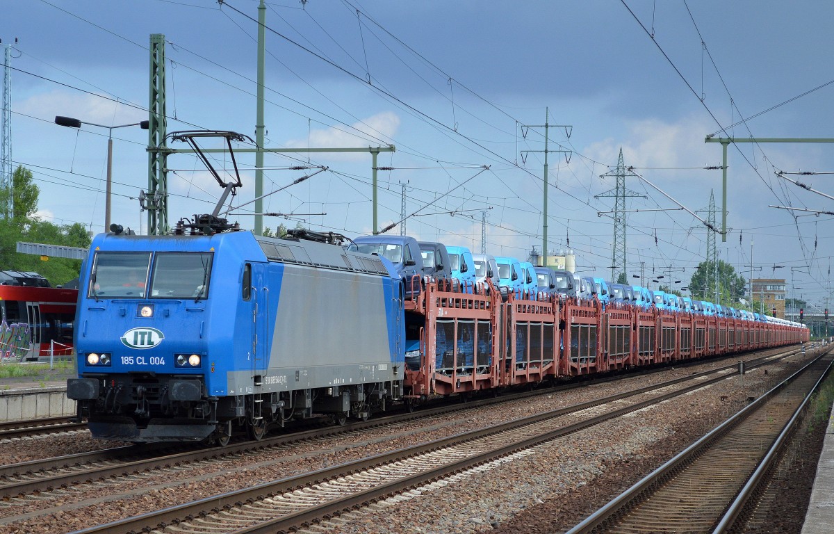 ITL mit 185 CL 004 (185 504-8) und einem PKW-Transportzug fabrikneuer VW Paddy am 21.07.15 Bhf. Flughafen Berlin-Schönefeld.