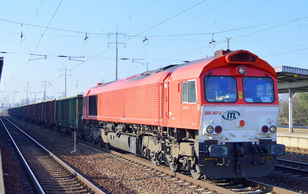 ITL mit der 266 107-2  Storm  und einem langen Ganzzug offener Güterwagen am 13.02.17 Bf. Flughafen Berlin-Schönefeld.