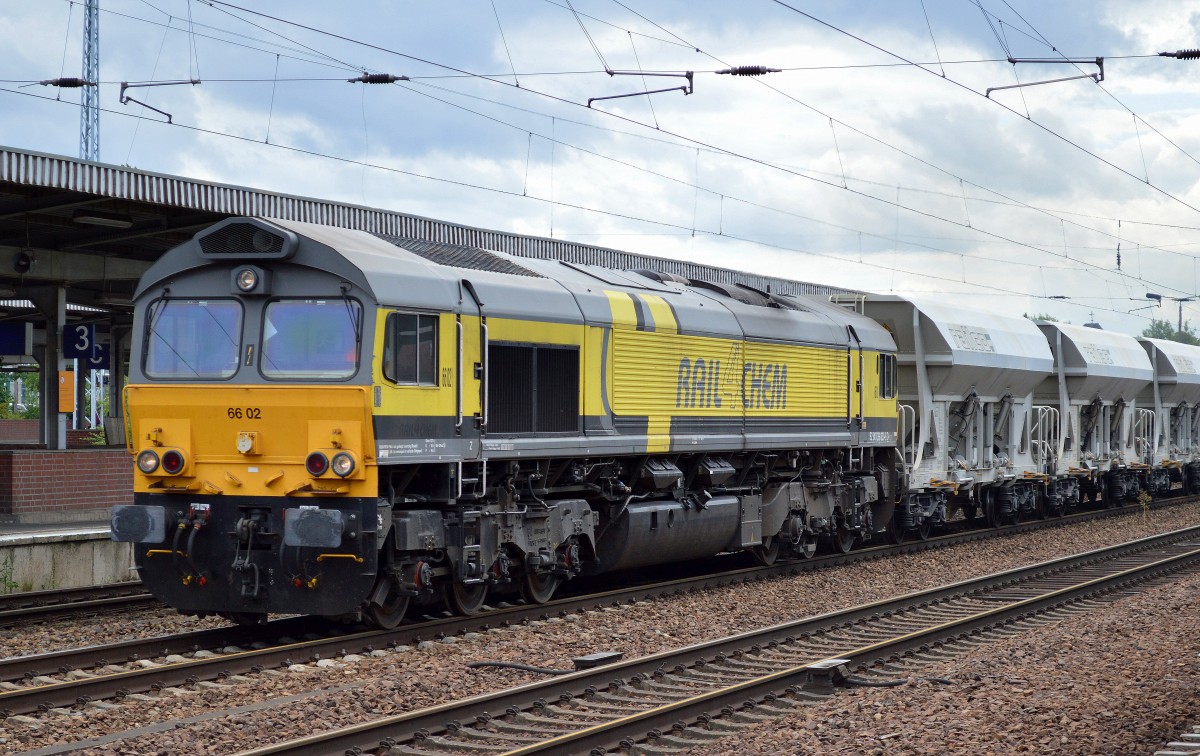 ITL mit 66 02 (266 030-6) und Ganzzug Schüttgutwagen am 19.06.15 Durchfahrt Bhf. Flughafen Berlin-Schönefeld.