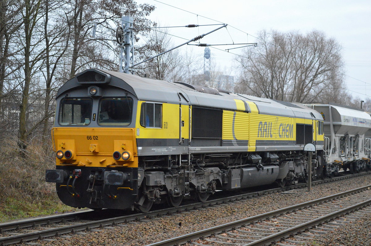 ITL mit 66 02 (266 030-6) mit einem Schüttgutwagenzug Kies bei der Einfahrt zur Industrieübergabe Nordost am 13.12.16 Berlin-Marzahn.