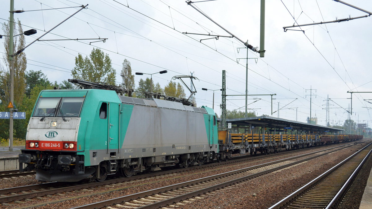 ITL mit der Alpha Trains Mietlok E 186 246-5 [NVR-Number: 91 80 6186 246-5 D-ITL, Bombardier Bj.2009] und einem leeren Güterzug für Langschienentransporte der Fa. Stahlberg Roensch GmbH mit einer Zwangspause im Bf. Flughafen Berlin-Schönefeld am 25.09.17. Zum ersten Mal konnte ein mobiles Monteur-Team der EVU ITL vor Ort beobachten die direkt zur Lok eilten und mehrere viereckige elektronische Komponneten dabei hatten um sie wohl auszutauschen !!!