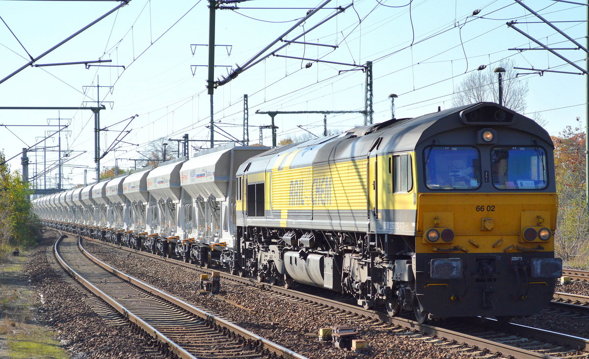 ITL mit Captrain Lok 66 02 (266 030-3) mit Ganzzug Schüttgutwagen am 16.10.17 Bf. Flughafen Berlin-Schönefeld.