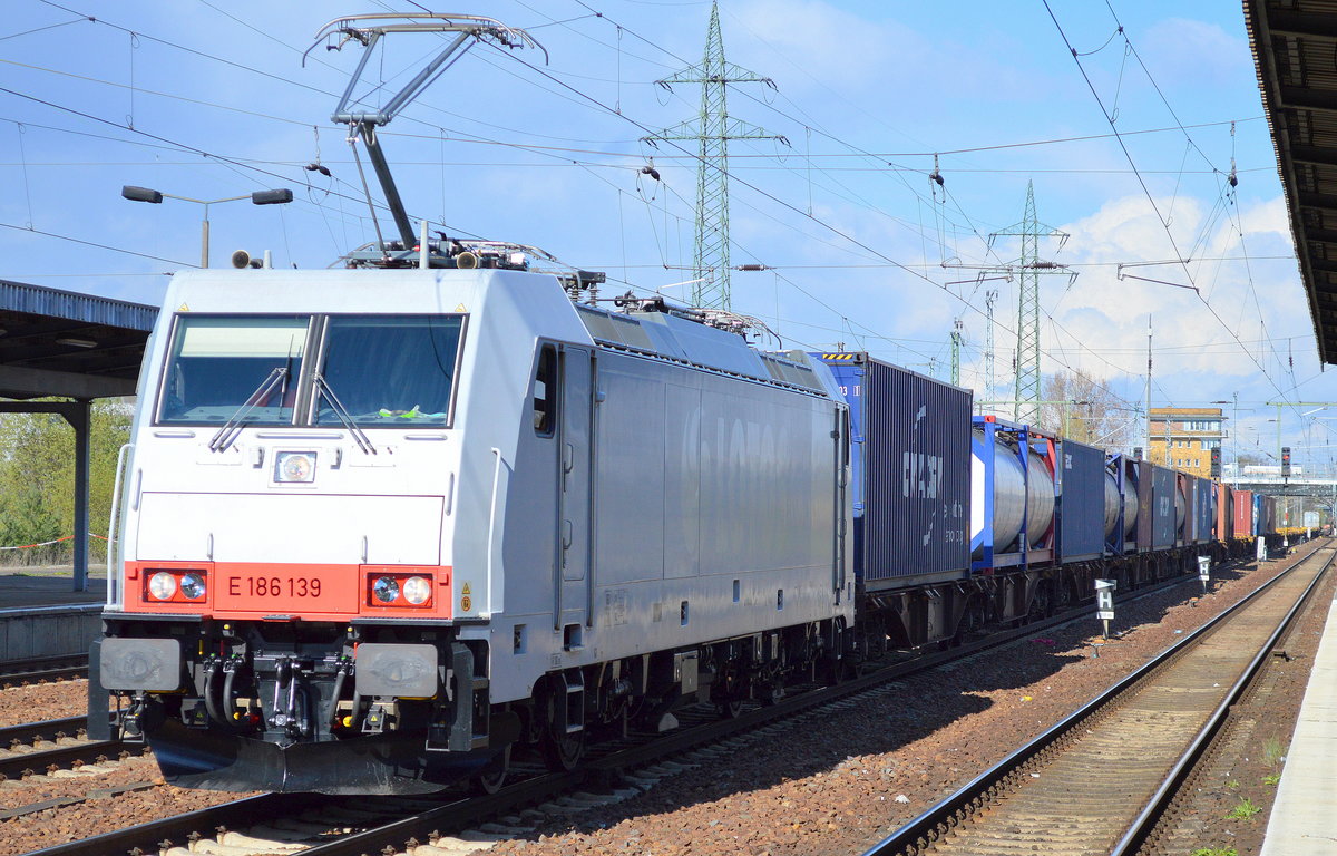 ITL mit E 186 139 und Containerzug am 26.04.16 Durchfahrt Bhf. Flughafen Berlin-Schönefeld.