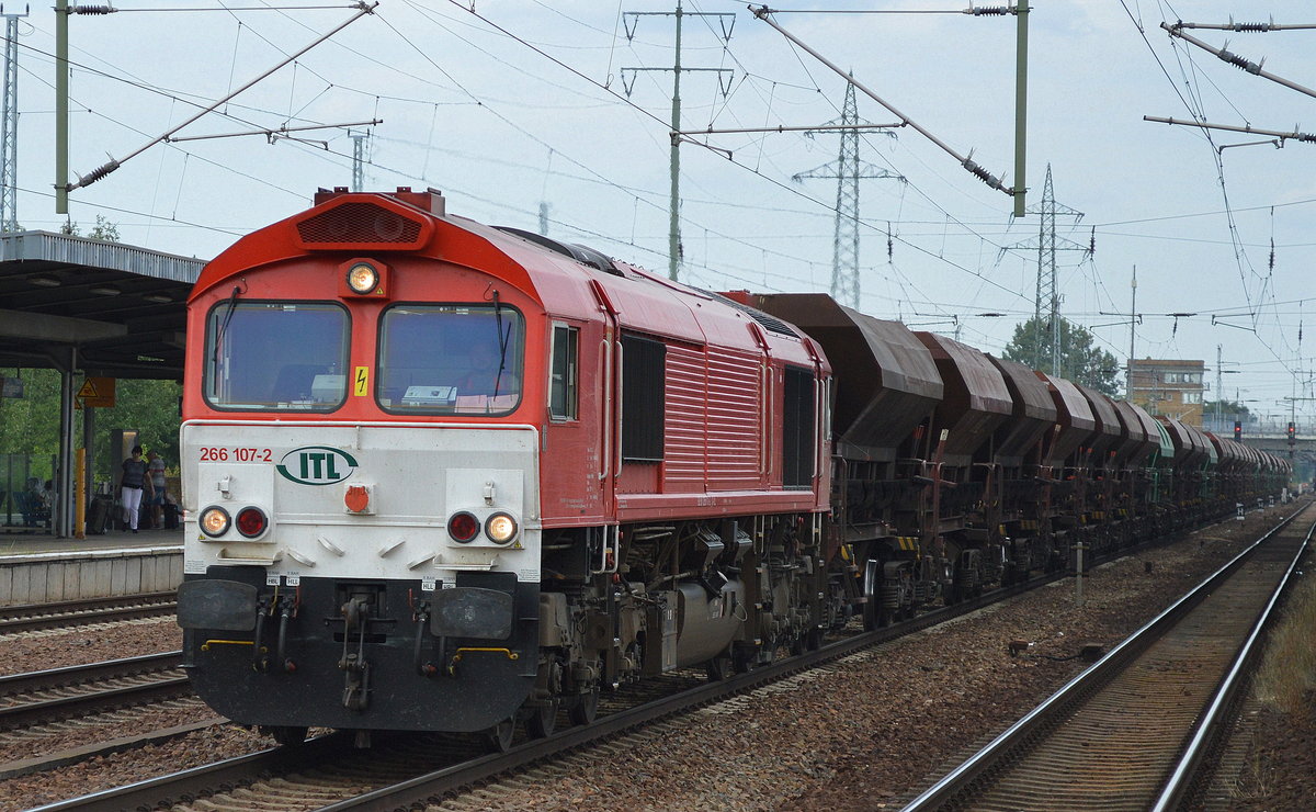 ITL mit ihrer 266 107-2 und Ganzzug Schüttgutwagen am 21.07.16 Durchfahrt Bf. Flughafen Berlin-Schönefeld.