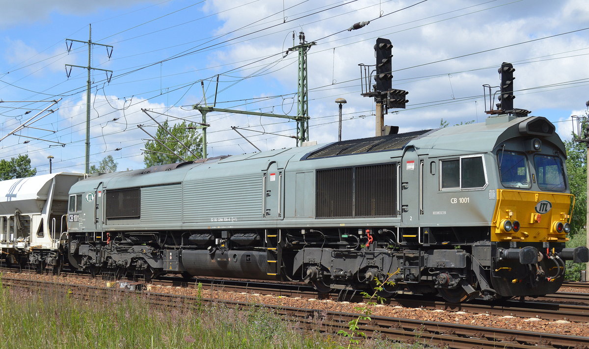 ITL mit ihrer CB 1001 (266 106-4) und SChüttgutwagenzug am 04.07.17 Bf. Flughafen Berlin-Schönefeld.