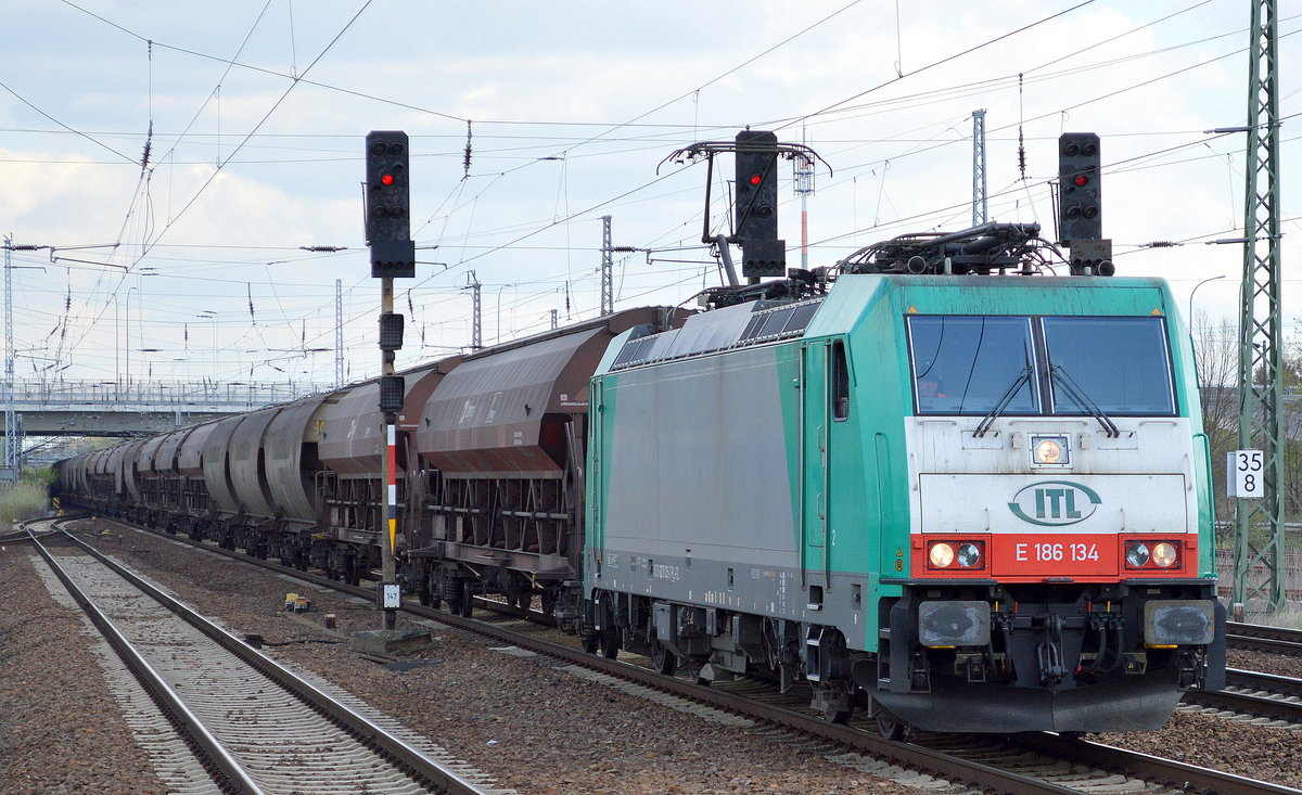 ITL mit der in Polen registrierten E 186 134-3 (NVR-Number: 91 51 6270 005-7 PL-ITL] mit einem Getreidezug (tschechische gedeckte Schüttgutwagen) am 26.04.17 Bf. Flughafen Berlin-Schönefeld.