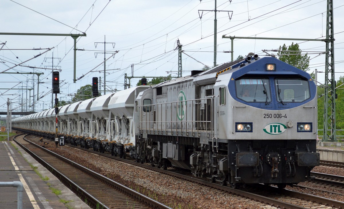 ITL Tiger 250 006-4 mit Ganzzug Schüttgutwagen am 19.05.15 Durchfahrt Bhf. Flughafen Berlin-Schönefeld.