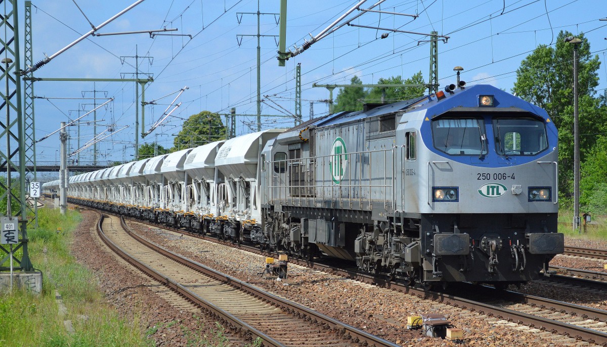 ITL Tiger 250 06-4 am 03.06.15 mit Ganzzug Schüttgutwagen Durchfahrt Bhf. Flughafen Berlin-Schönefeld.