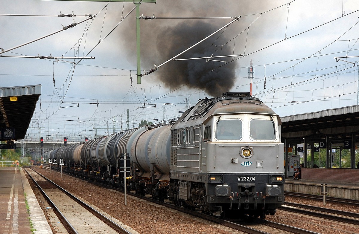ITL W232.04 seit Ewigkeiten nicht mehr im Einsatz gesichtet, hier beim Anfahren eines Kesselwagenzuges (Benzin) im Bhf. Flughafen Berlin-Sch�nefeld nachdem Mitarbeiter ausgestiegen waren. Ein Traum f�r alle Ludmilla-Fans ist die ordentliche Dampffahne die beim Anfahren entsteht wenn man sie dabei gerade ablichtet, 04.09.13  