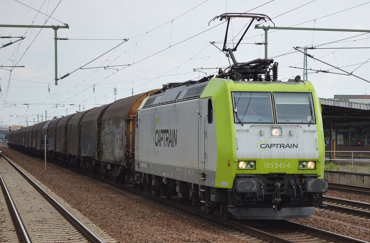 ITL/Captrain 185 543-6 mit einem Ganzzug französicher Schiebeplanewagen für Coiltransporte am 29.07.16 Bf. Flughafen Berlin-Schönefeld.