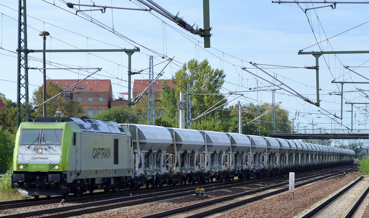 ITL/Captrain Lok 285 117-9 mit langem Schüttgutwagenzug am 16.09.15 Durchfahrt Bhf. Flughafen Berlin-Schönefeld.
