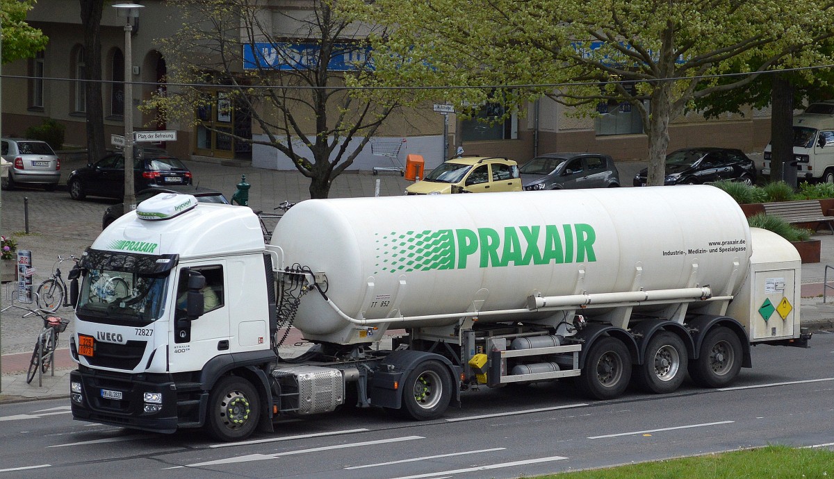 IVECO STRALIS 400 E5 Zugmaschine mit Druckgaskesselauflieger der Fa. PRAXAIR lt. UN-Nr. 225/1073 für flüssigen tiefgekühlten Sauerstoff als Transportgut  am 04.05.15 Berlin-Adlershof.