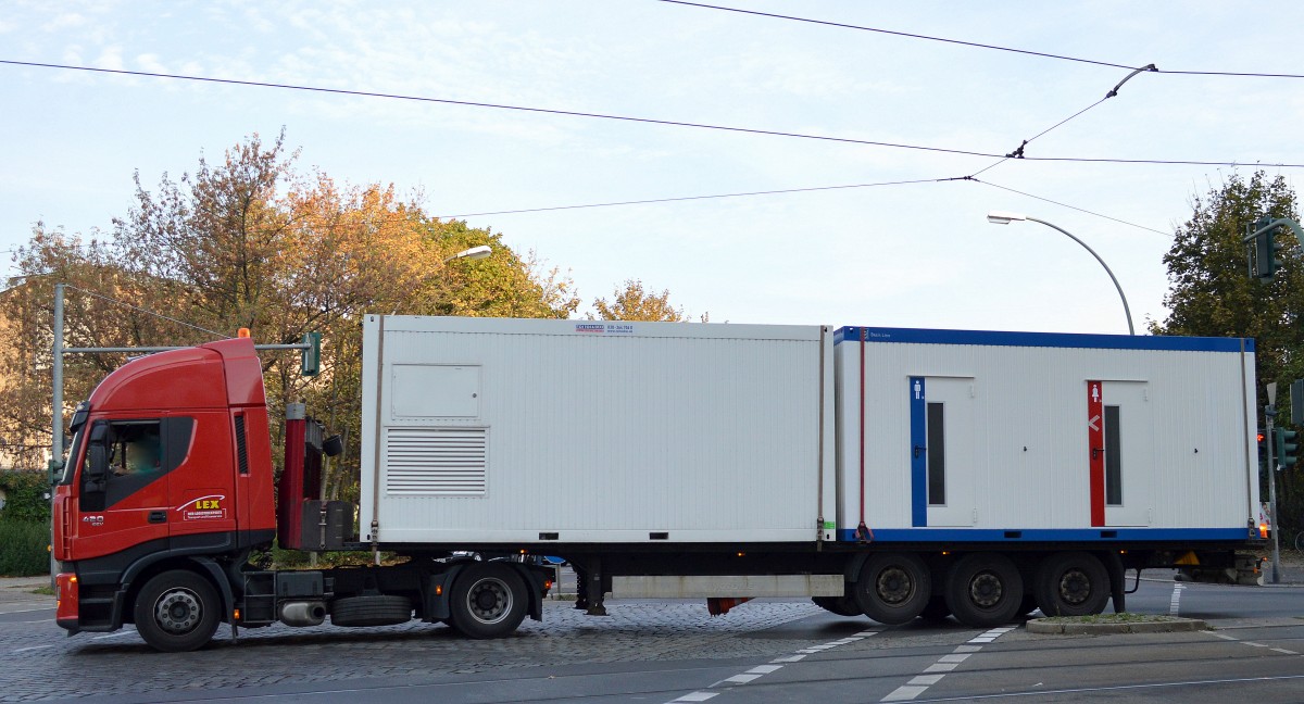 IVECO STRALIS 420 EEV Zugmaschine mit Flachauflieger der Mietfa. LEX mit zwei Mietbaustellencontainern beladen am 15.09.14 Berlin-Pankow.