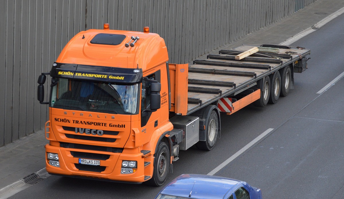 IVECO STRALIS 420 mit Flachauflieger der Fa.SCHÖN TRANSPORTE GmbH am 07.05.15 Berliner Stadtautobahn Höhe Knobelsdorffstr.
