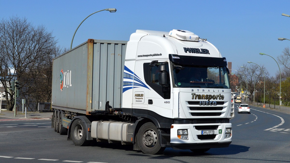 IVECO STRALIS 450 Zugmaschine mit Containerträgerauflieger der Sped. PHIELER Transporte Richtung Berliner Westhafen, 20.03.14 Berlin-Beusselstr.