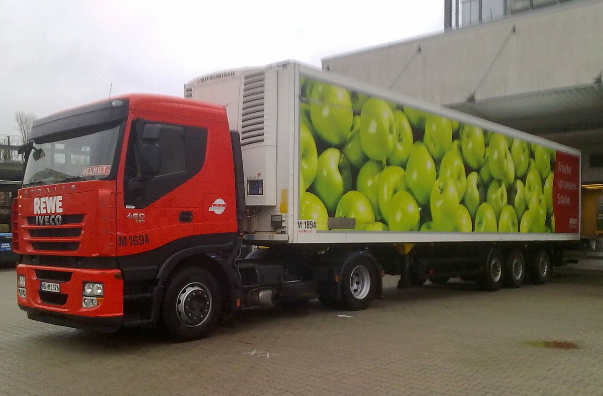 IVECO STRALIS 460 ECO Sattelzug der Großmarktkette REWE am 21.11.13 Berlin-Pankow.