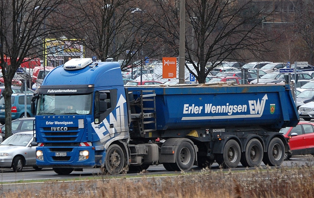 IVECO STRALIS 460 Sattelkipper des Fuhrunternehmens Erler Wennigsen, 19.12.13 Berlin Marzahn. 
