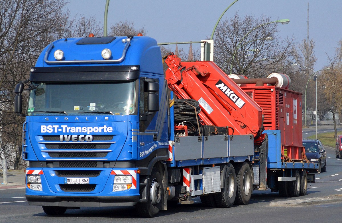 IVECO STRALIS 500 Baumaterialtransporter (Selbstlader) mit Hänger der Fa. BST-Transporte am 14.03.14 Berlin-Beusselstr. Richtung Berliner Westhafen.