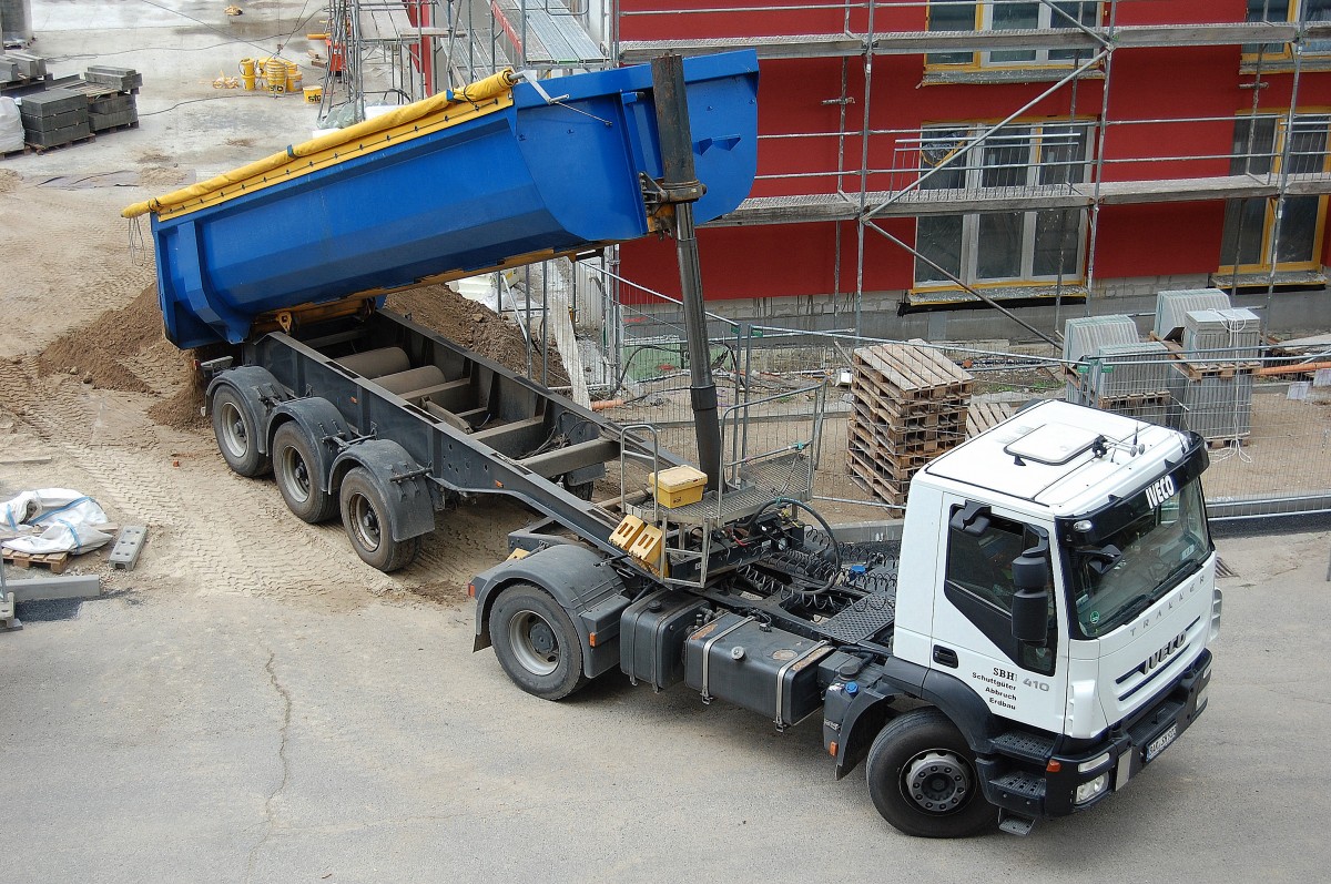 IVECO TRAKKER 410 Sattelkipper der Fa.SBH, 20.08.13 Berlin-Pankow.