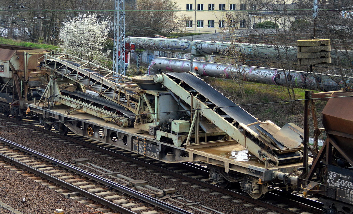 Jeder HHPI Förderbandzug hat diesen Spezialwagen mit ausschwenkbaren Förderbandteil und einem Streutrichter im Mittelpunkt des Wagen, Wagen-Gattung Uaks am 05.04.16 Berlin-Springpfuhl.