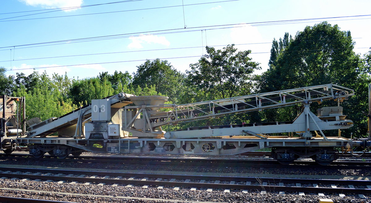Jeder HHPI Schüttgutförderzug hat einen eigenen Sonderwagen mit der Förderbandeinheit, hier der Wagen mit der Nr. 37 RIV 80 D-HHPI 9351 000-6 Uaks 351 am 09.08.16 Berlin Grünau.