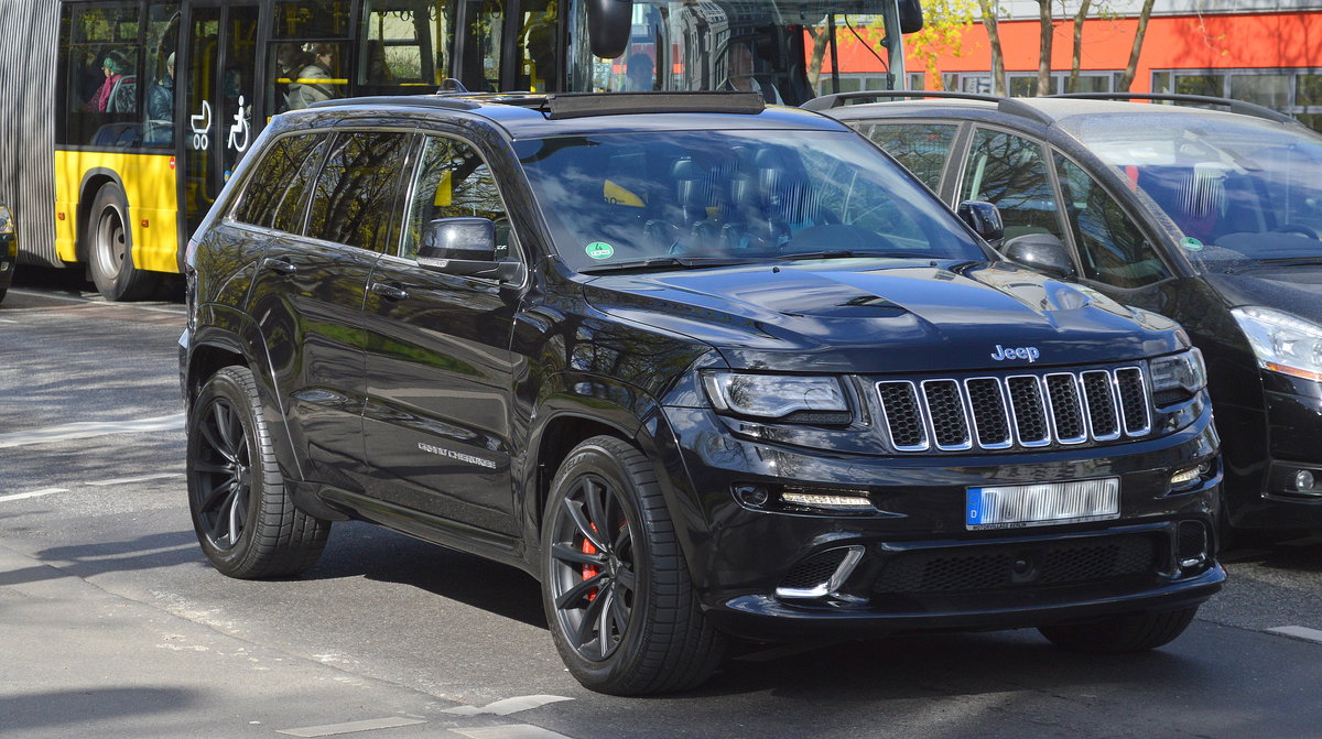 Jeep Grand Cherokee ist ein SUV der Oberen Mittelklasse, hier der Jeep Grand Cherokee WK2 (seit 2013 auf dem Markt) am 06.04.17 Berlin-Pankow.