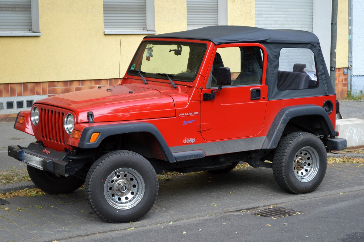 Jeep Wrangler Sport in rot am  07.06.15 Berlin-Pankow.