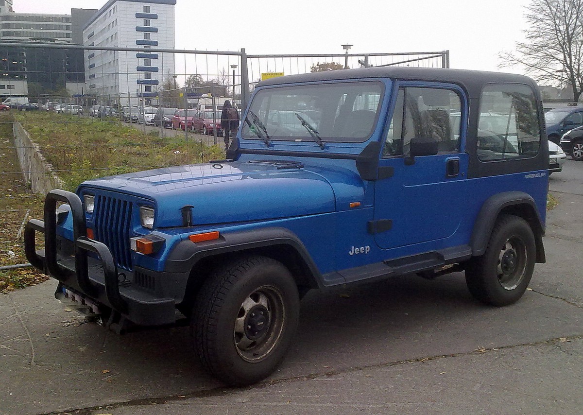 Jepp Wrangler in dunkelblau, 18.11.13 N�he S-Bhf. Landsberger Allee Berlin. 