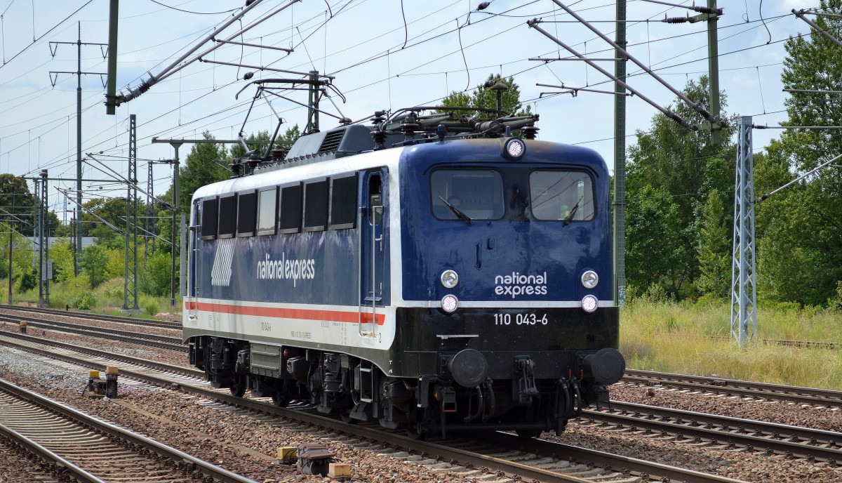 Jetzt fuhr sie mir endlich auch vor die Linse, die jahrelang in weiß lackierte ex DB Werk Dessau 110 511-3 jetzt in PRESS-Besitz und wunderschönem neuem Design befindliche 110 043-6 (91 80 6110 511-3, KM Bj.1959) mit Aufdruck  national express  bei der Durchfahrt Bhf. Flughafen Berlin-Schönefeld, 26.06.14