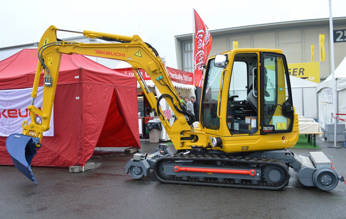 Jetzt neu als Zweiwegeversion, der Minibagger TAKEUCHI TB250 auf der Inno Trans 2014 in Berlin, 26.09.14