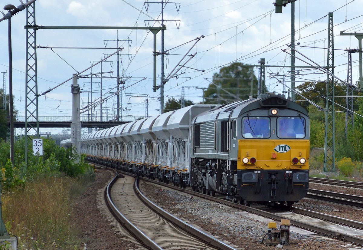 Jetzt wieder anscheinend täglich, die angemietete ITL Lok CB 1001 (266 106-4) mit langem Schotterzug Richtung Industrieübergbaegebiet Berlin Nordost (Marzahn) bei der Durchfahrt Bhf. Flughafen Berlin-SChönfeld, 20.08.14