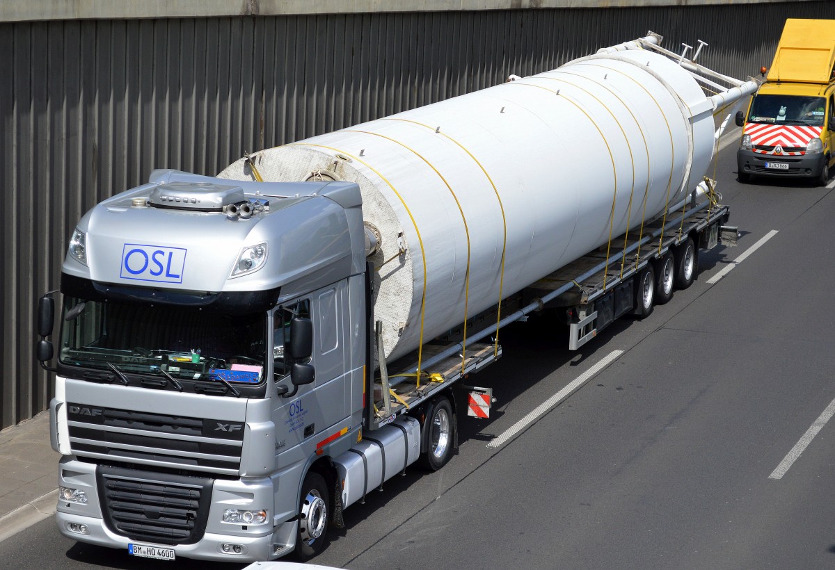 Kein Schwer- aber ein begleitungspflichtiger Sondertransport wegen Überlänge. Diese Zugmaschine DAF XF 105.460 der Fa. OSL transportiert einen Hochsilo begleitet von einem Berliner Begleitfahrzeug am 07.05.15