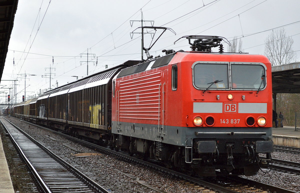 Kein Tag mehr ohne DB 143ér vor Güterzügen, hier 143 837 mit einem langen gemischten Güterzug am 01.03.17 Bf. Flughafen Berlin-Schönefeld.