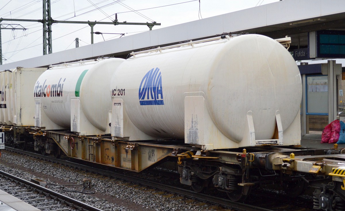 Keine Tankcontainer, sondern Tankwechselauflieger für LKW von der Fa. OMYA und italcombi am 10.05.14 Bhf. Fulda.