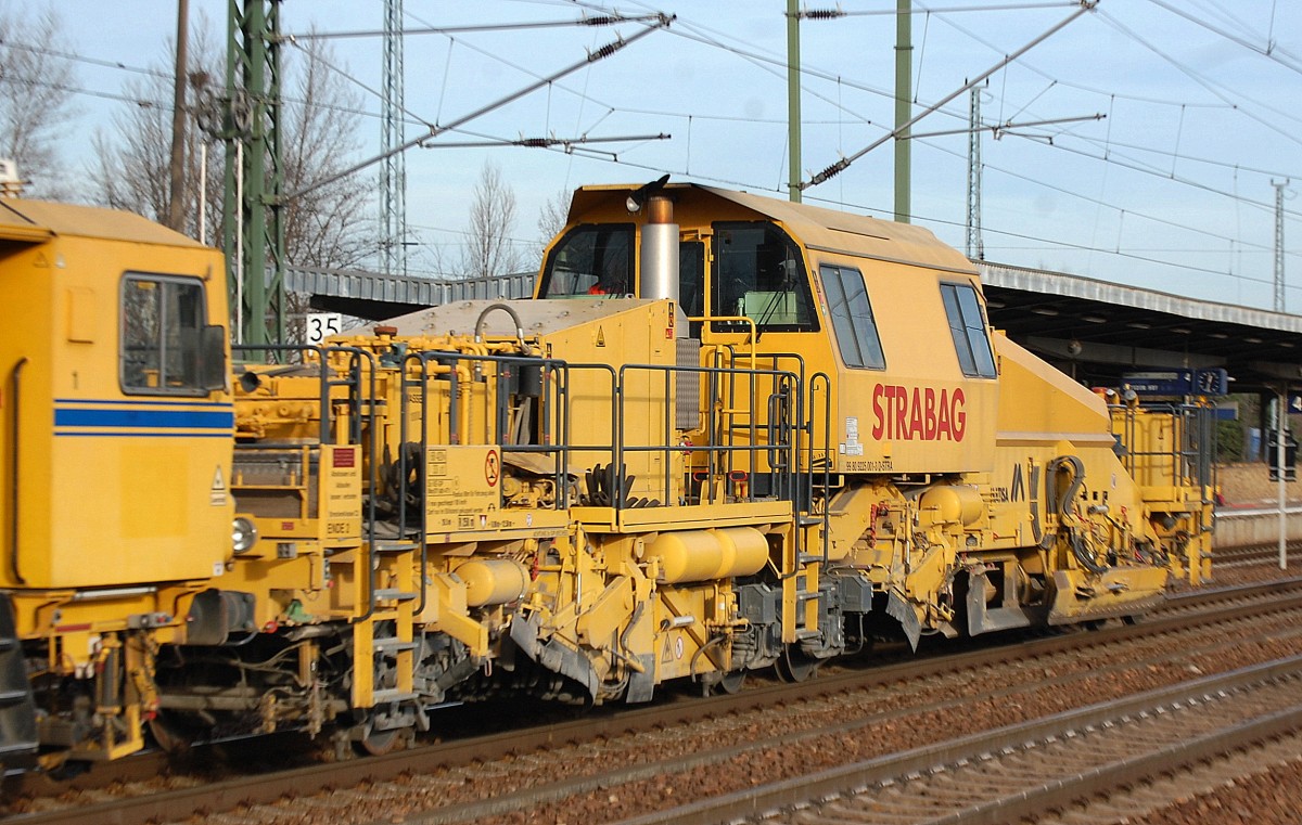 Kenne ich bisher nur von STRABAG diese MATISA R 24 Schotterplaniermaschine (99 80 9225 001-3, Baujahr 2009), eine Ausnahme bei den vielen P&T Maschinen der anderen Gleisbaufirmen, 17.12.13 Bhf. Flughafen Berlin-Sch�nefeld.