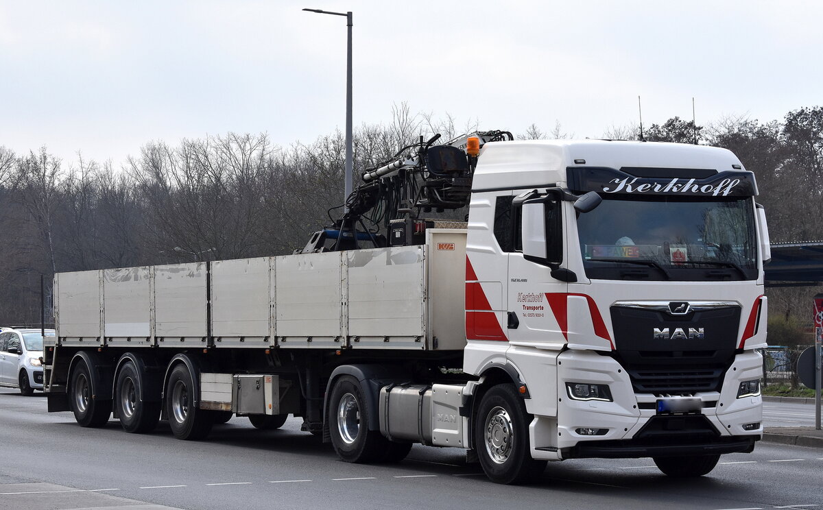 Kerkhoff Transporte GmbH & Co. KG mit einem Sattelzug für Baustofftransporte mit Trailer (Selbstlader) und MAN TGX 18.480 Zugmaschine am 25.03.25 Berlin Marzahn.