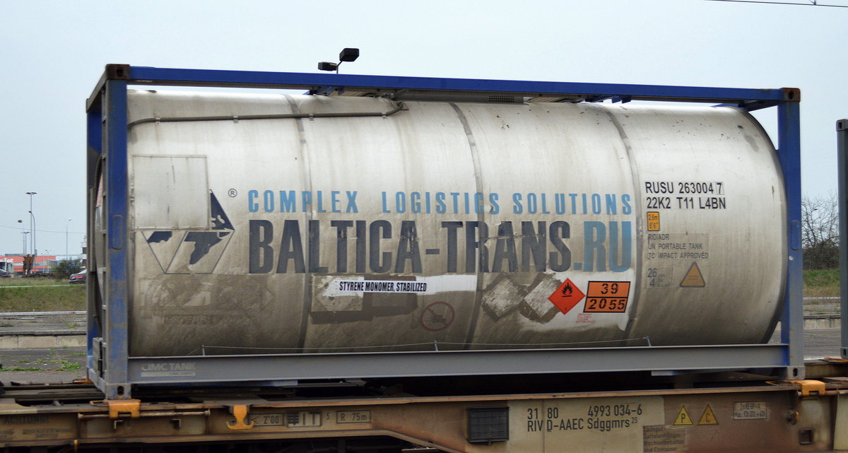 Kesselcontainer von BALTICA-TRANS.RU (COMPLEX LOGISTICS SOLUTIONS) (UN-Nr. 39/2055 = Styrol, monomer stbilisiert) am 12.04.16 Bf. Flughafen Berlin-Schönefeld.
