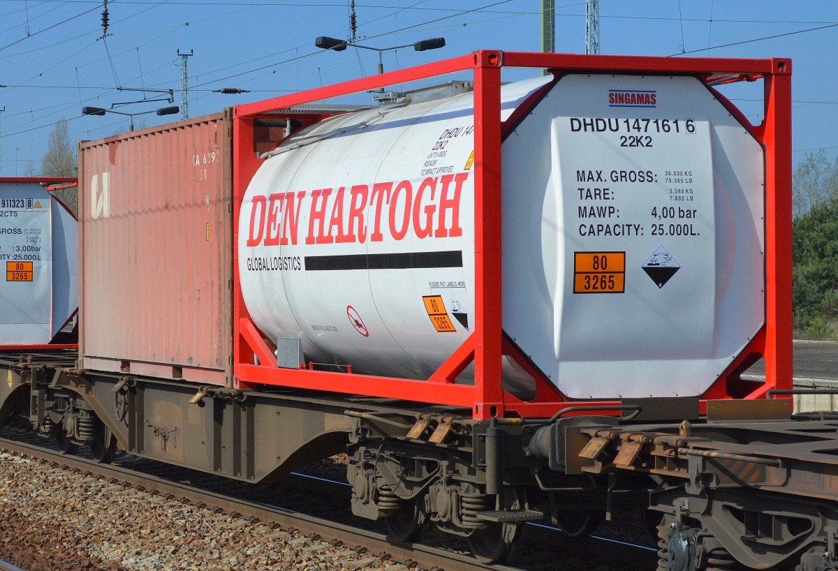 Kesselcontainer von DEN HARTOGH (UN-Nr. 80/3265 = Ätzender, saurer, organischer, flüssiger Stoff) am 15.04.15 Bhf. Flughafen Berlin-Schönefeld.