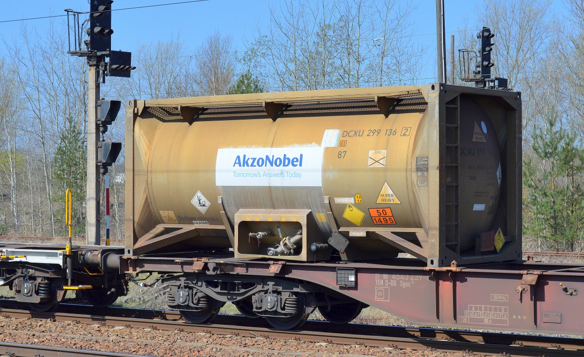 Kesselcontainer der Fa. AkzoNobel (UN-Nr. 50/1495 = Natriumchlorat) am 15.04.15 Bhf. Flughafen Berlin-Schönefeld.