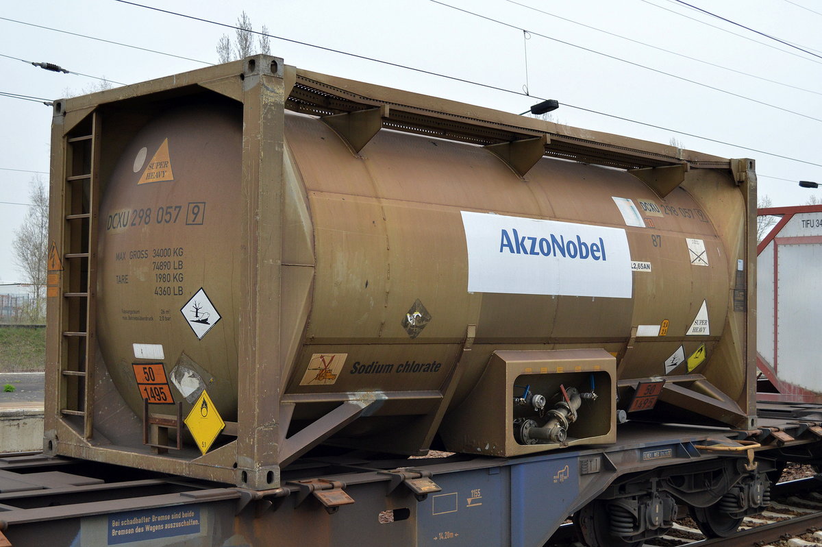 Kesselcontainer der Fa. AkzoNobel (UN-Nr.50/1495 = Natriumchlorat) am 12.04.16 Bf. Flughafen Berlin-Schönefeld.
