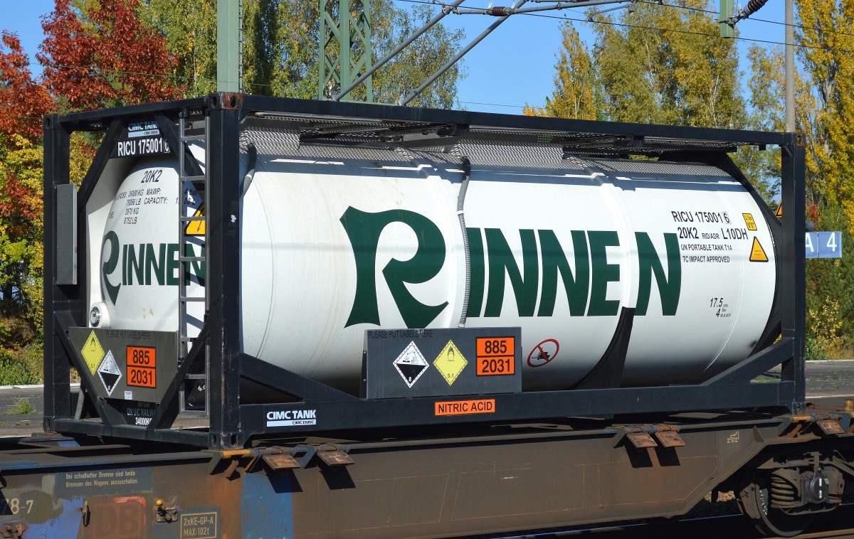 Kesselcontainer von RINNEN (UN-Nr.: 885/2031 = Salpetersäure) am 10.10.15 Bhf. Flughafen Berlin-Schönefeld.