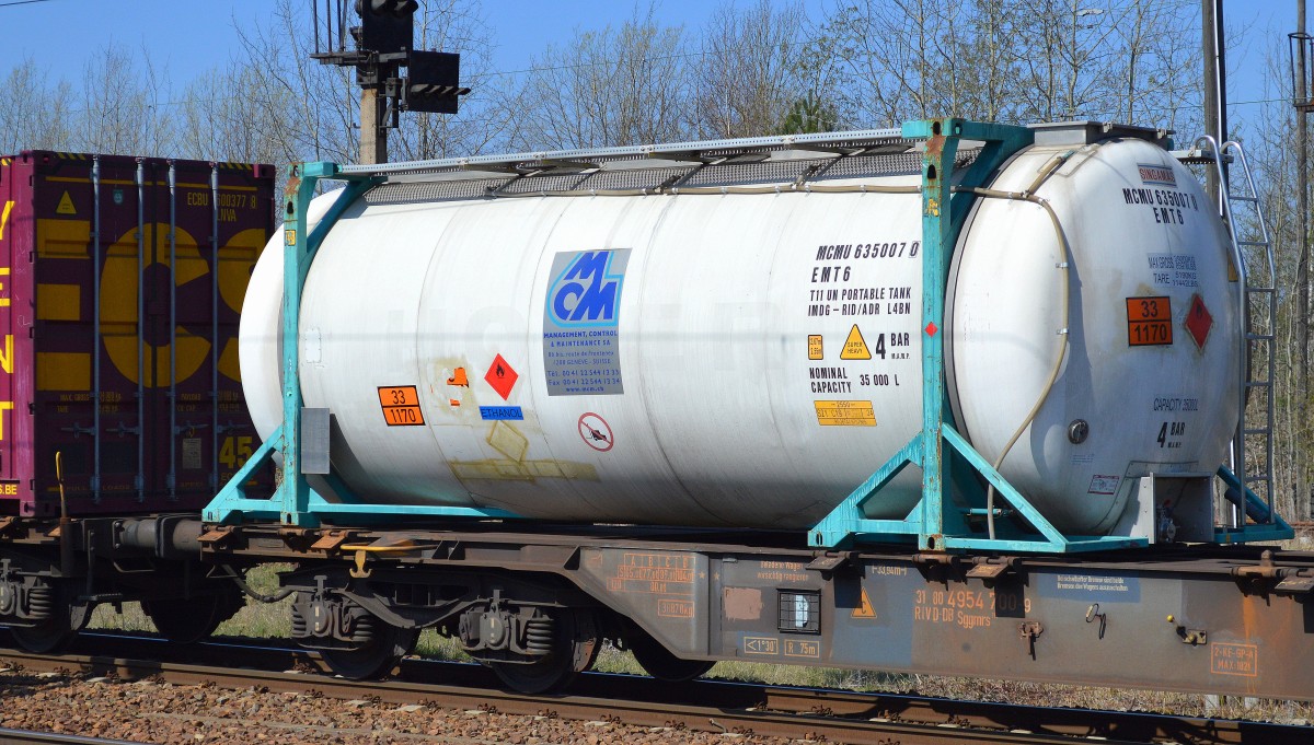 Kesselcontainer der schweizer Firma MCM (UN-Nr. 33/1170 = Ethanol) am 15.04.15 Bhf. Flughafen Berlin-Schönefeld.