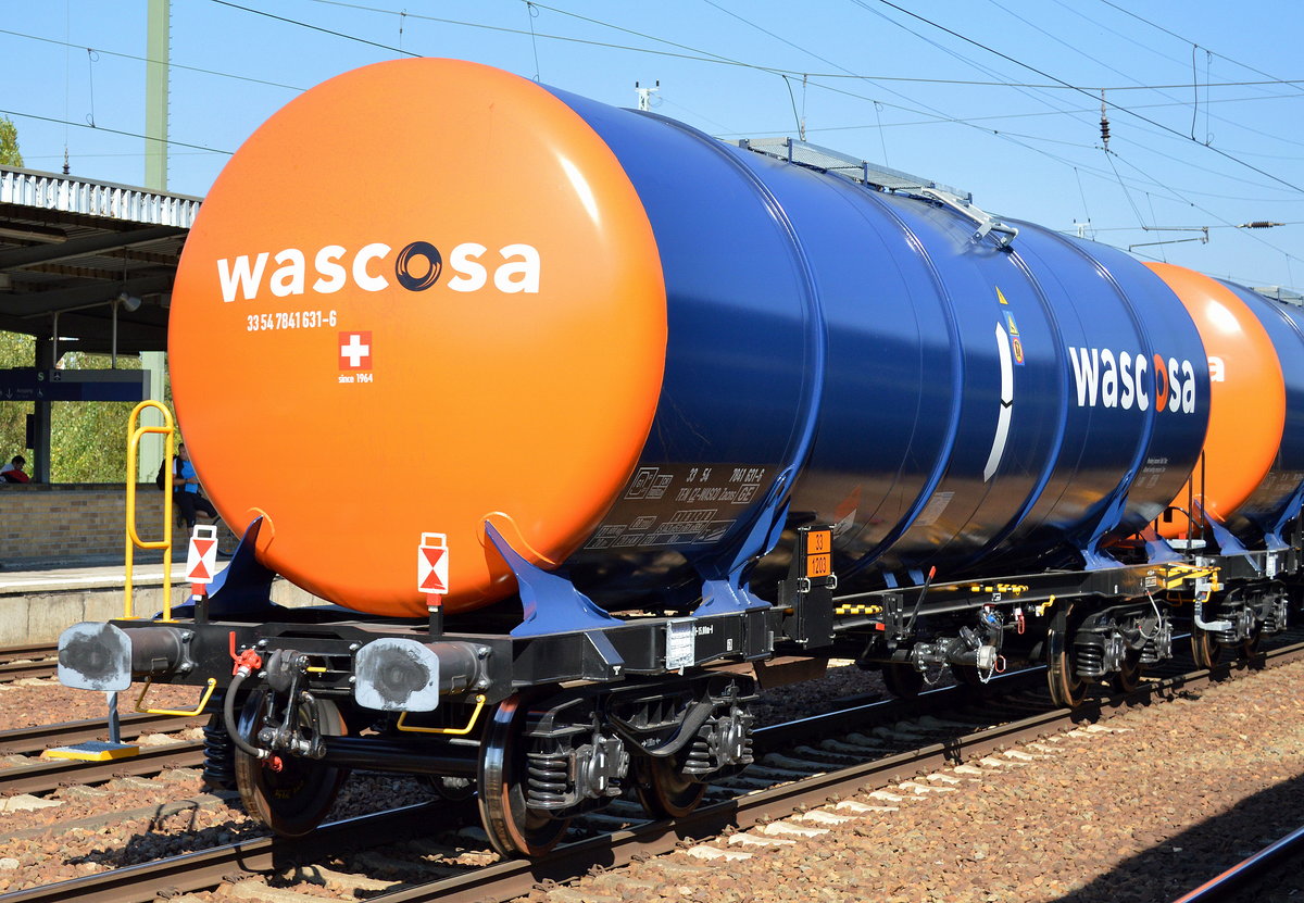 Kesselwagen in den aktuellen Firmenfarben des schweizer Einsteller WASCOSA mit einem in Tschechien registriertem Kesselwagen mit der Nr. 33 TEN 54 CZ-WASCO 7841 631-6 Zacns (UN-Nr.33/1203 = Benzin) am 08.09.16 Bf. Flughafen Berlin-Schönefeld.
