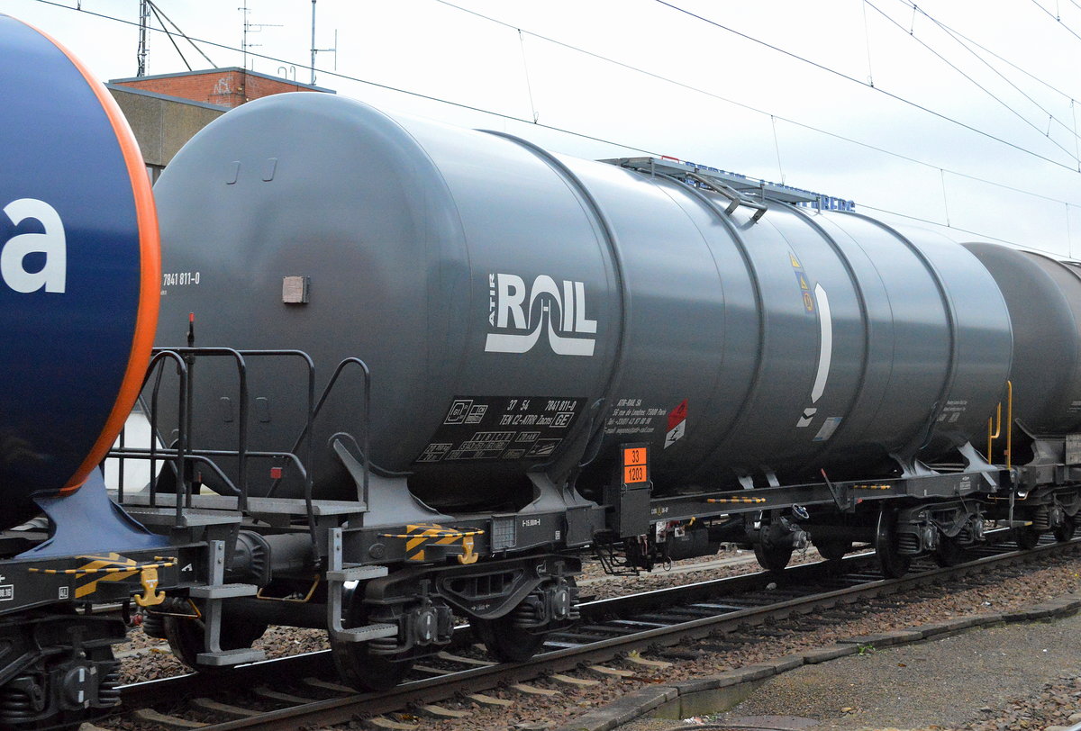 Kesselwagen vom Einsteller ATIR-RAIL SA mit tschechischer Registrierung mit der Nr. 37 TEN 54 CZ-ATRR 7841 811-0 Zacns (UN-Nr.: 33/1203 = Benzin) am 11.10.17 Bf. Berlin-Lichtenberg. 