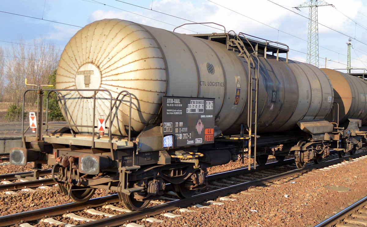 Kesselwagen vom Einsteller ATIR-RAIL SA mit der Nr. 33 RIV 80 D-ATRR 7840 312-2 Zacens (UN-Nr.: 44/2448 = Schwefel, geschmolzen) am 13.02.18 Bf. Flughafen Berlin-Schönefeld. Logo von CTL LOGISTICS