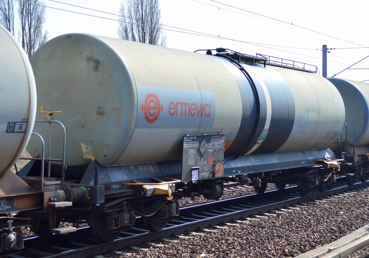 Kesselwagen vom Einsteller Ermewa eingestellt mit der Nr. 33 RIV 80 D-ERMD 795 7 762-7 Zas Bf.: Schwerin (UN-Nr. 30/1307 = Xylole) am 09.04.15 Berlin-Pankow.