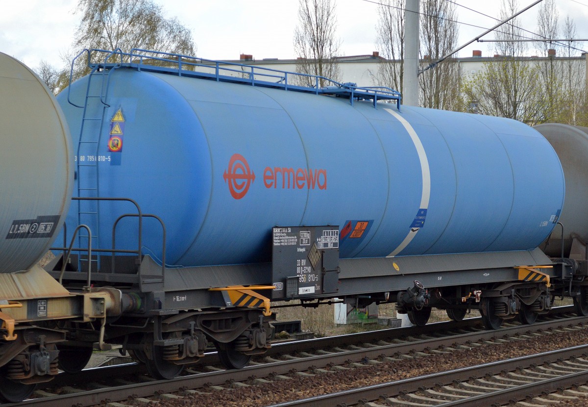 Kesselwagen vom Einsteller ERMEWA mit der Nr. 33 RIV 80 D-ERMD 7956 810-5 Zas Bf. Schwerin (UN-Nr. 30/1307 = Xylole) am 13.04.15 Berlin-Pankow.