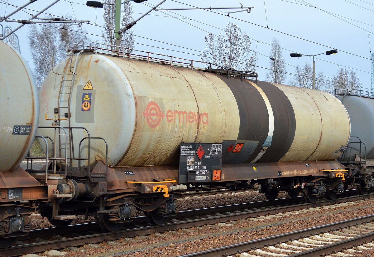 Kesselwagen vom Einsteller ermewa mit der Nr. 33 RIV 80 D-ERMD 795 7 547-2 Zas B.Scherin (UN-Nr. 30/1307 = Xylole) am 03.04.16 Bhf. Flughafen Berlin-Schönefeld.